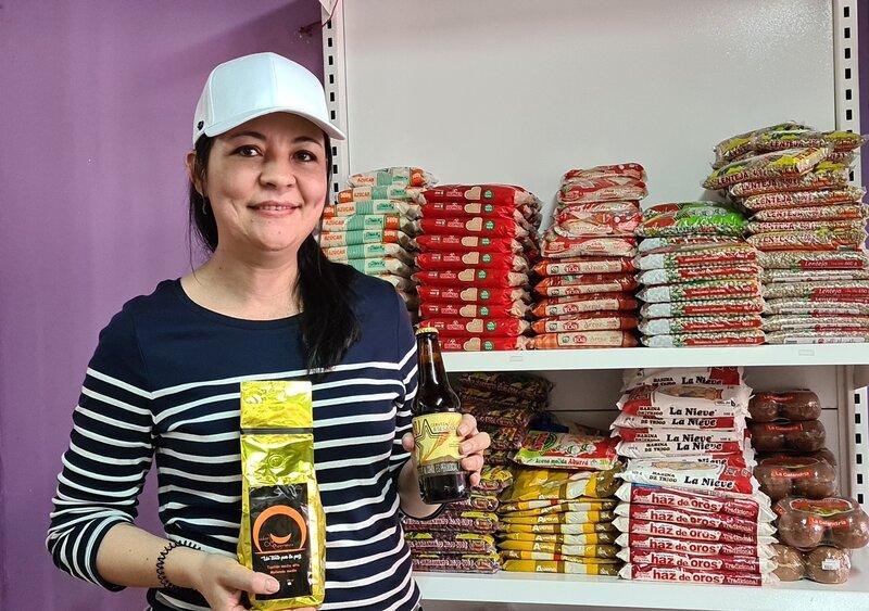 Una integrante del Mercado de las Mujeres con su café en la tienda, Medellín